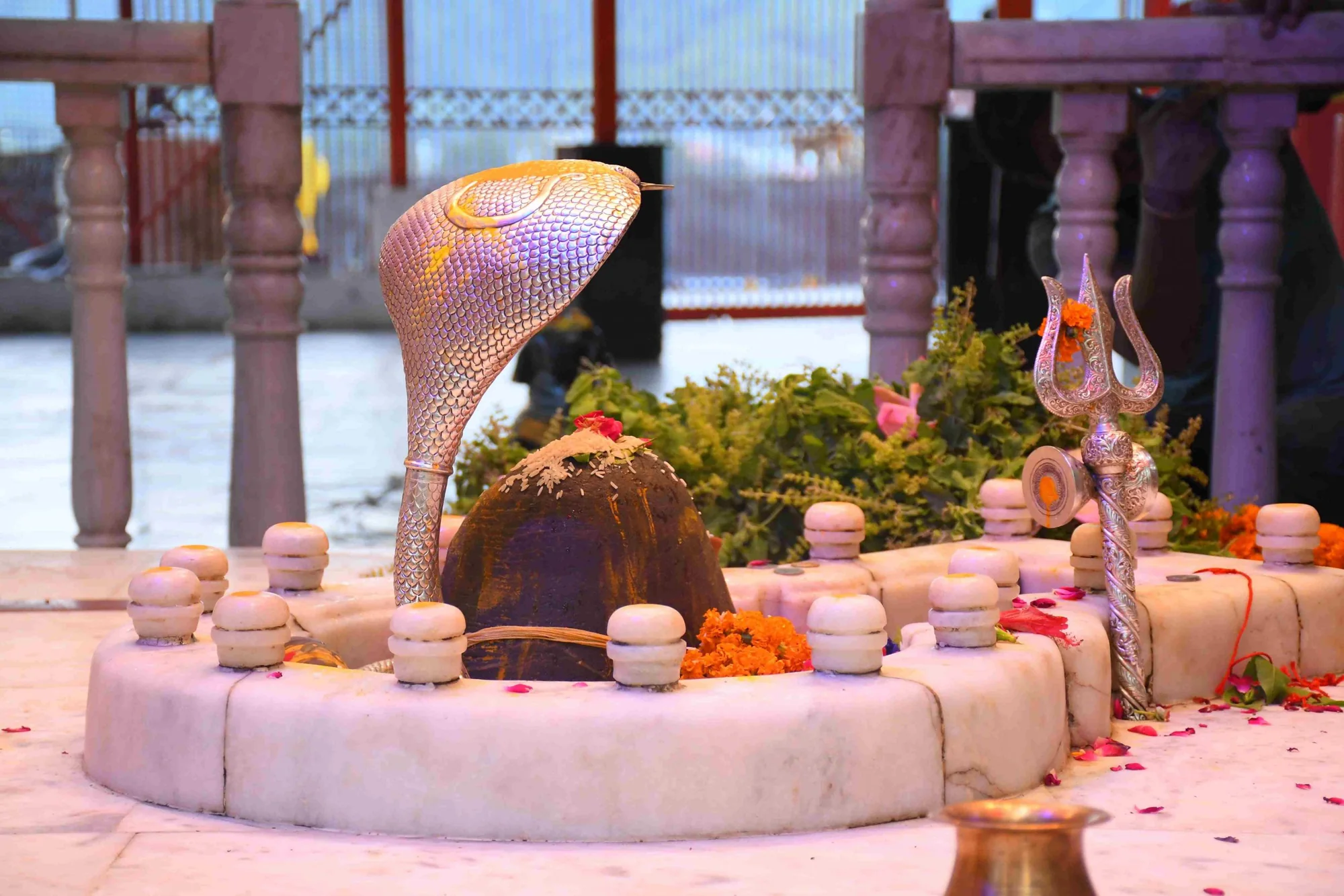 Shiva lingam by the Ganga