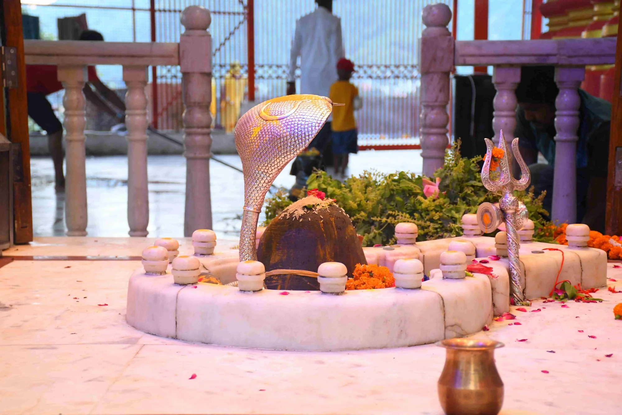 Shiva lingam beside the Ganga